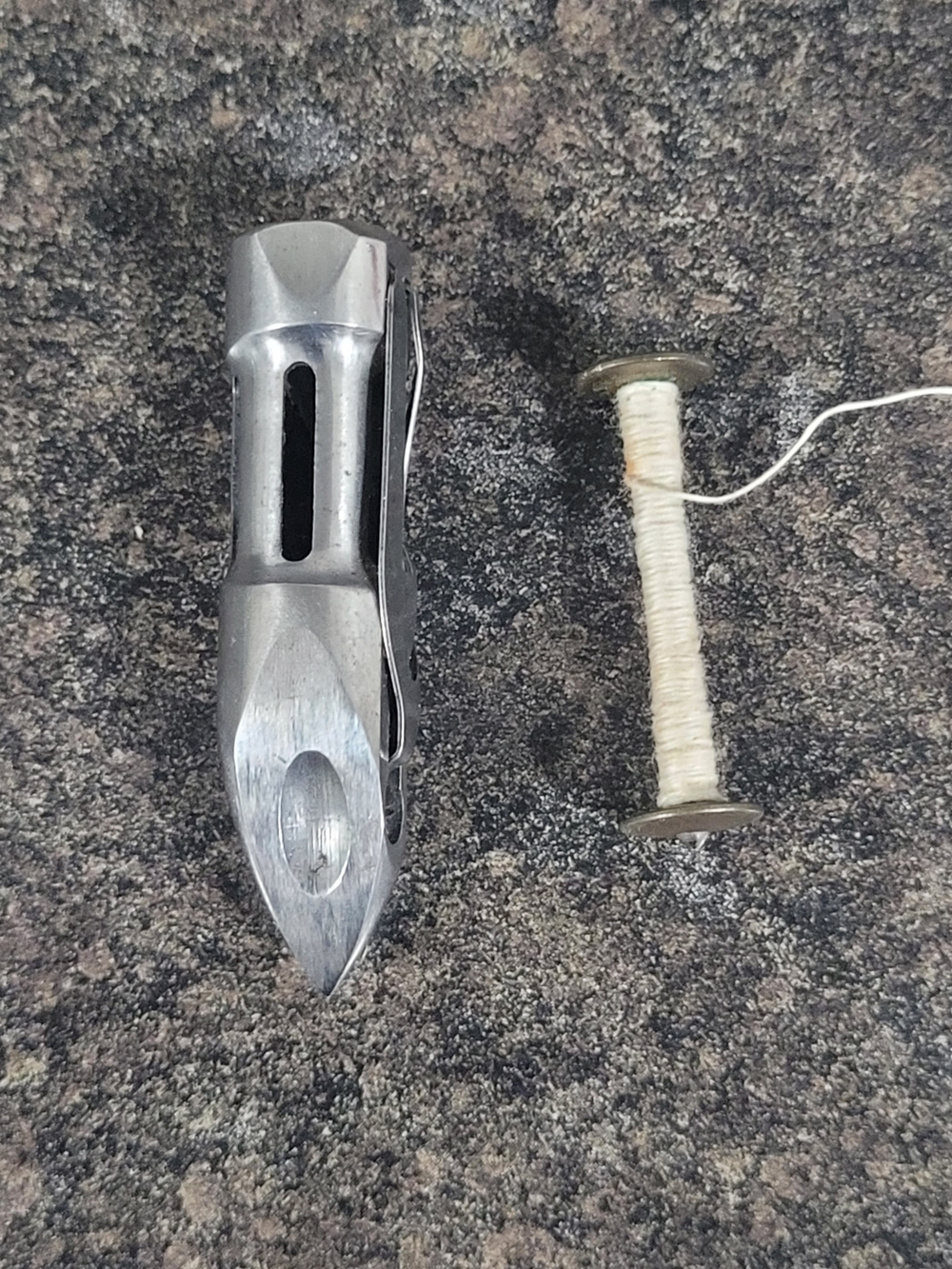 Vintage Singer 128 Vibrating Shuttle Sewing Bobbin Bullet + 1 Bobbin